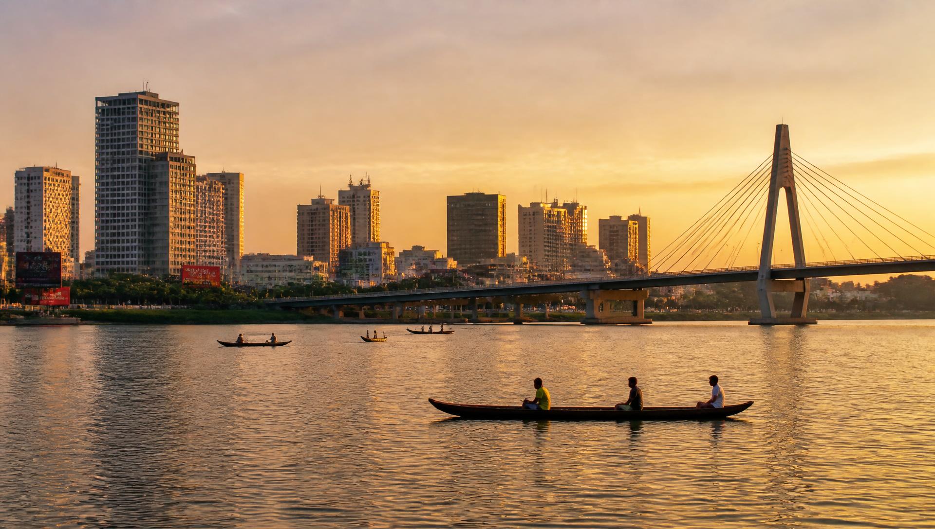 Skyline d'Abidjan au coucher du soleil sur la lagune Ébrié, Côte d'Ivoire